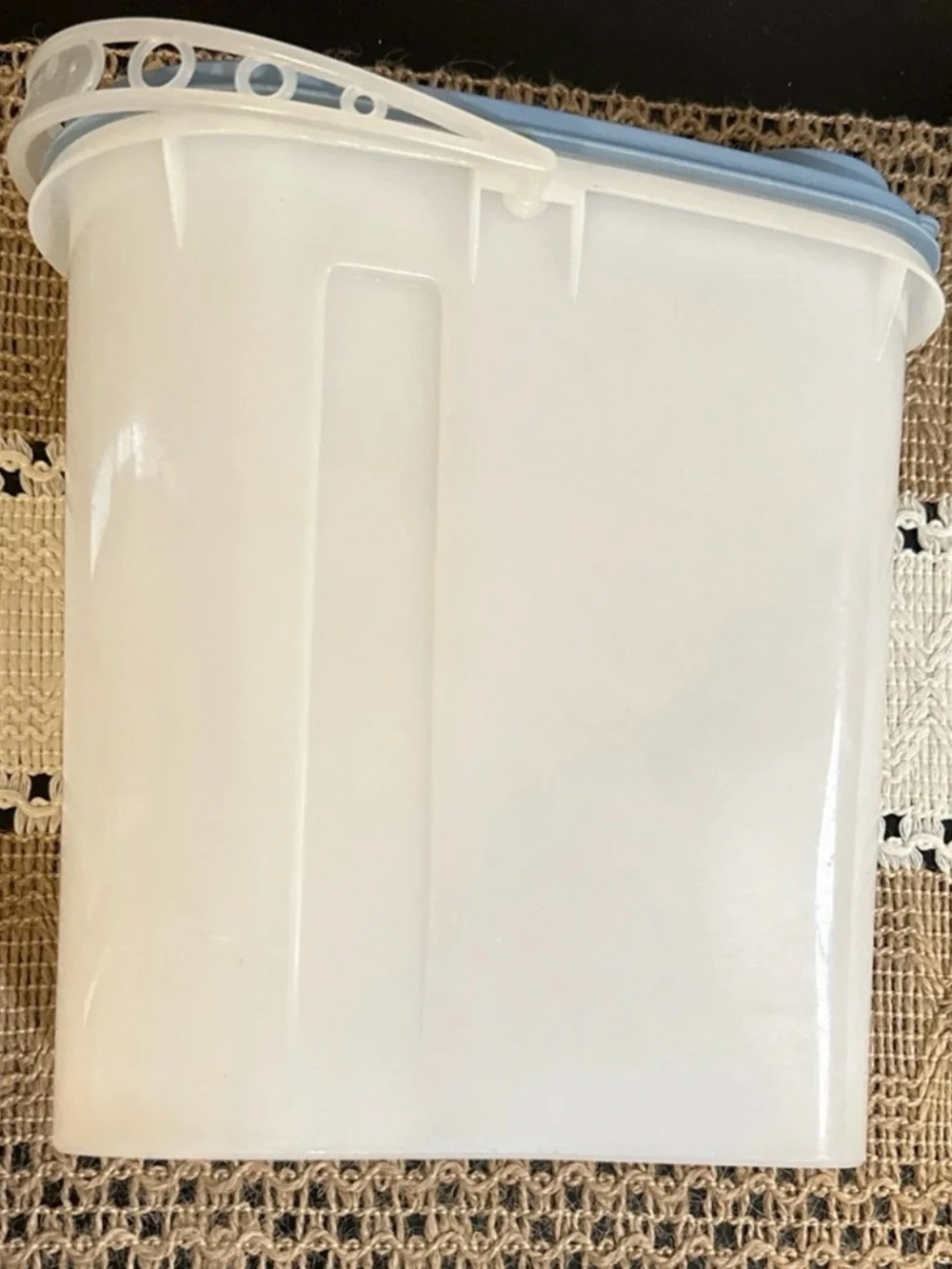 Vintage Tupperware Beverage Buddy 2 Qt Pitcher Blue Flip Top Lid